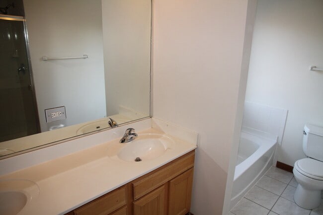 Building Photo - 694 Lincoln Station Dr