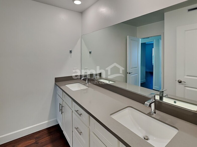 Building Photo - 7500 S Via Bombachas