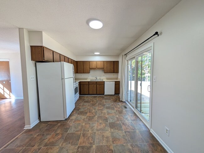Building Photo - Weaverville Rental