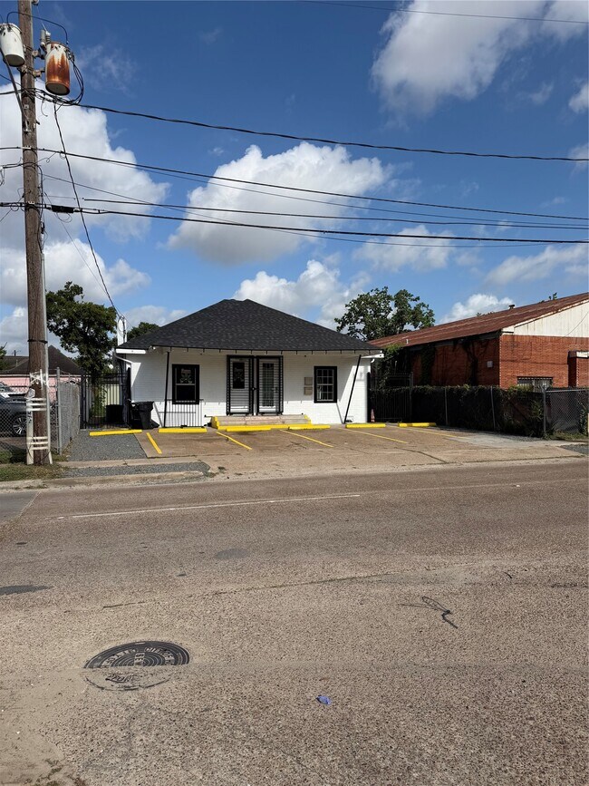 Building Photo - 304 Lockwood Dr
