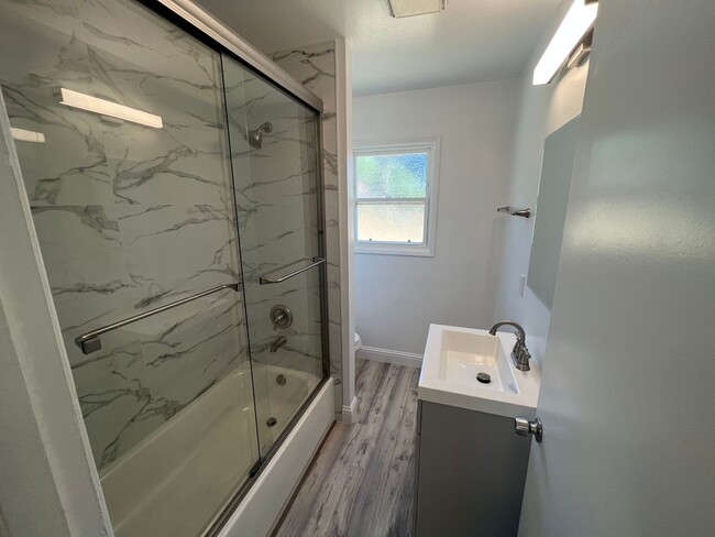 Building Photo - Renovated 2-Bedroom Home in El Sobrante wi...