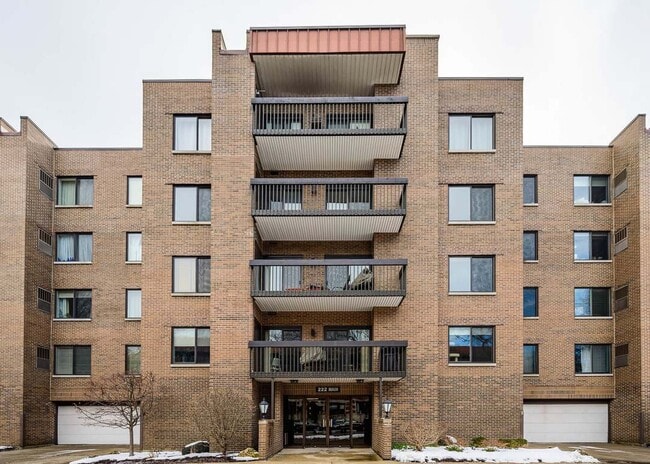 Building Photo - 222 Main St