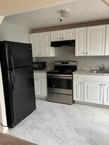 Building Photo - 562 Main St