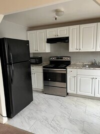 Building Photo - 562 Main St