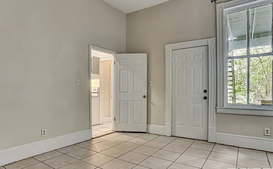 Building Photo - 520 E Waldburg St