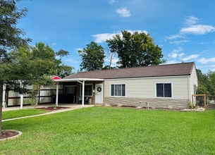 Building Photo - 3040 S Forest St