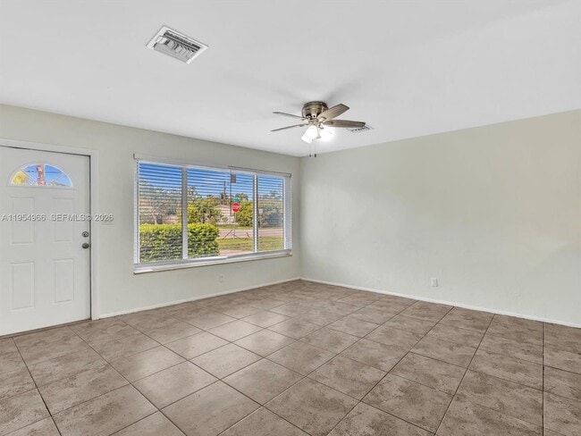 Building Photo - 1513 NE 30th Ct