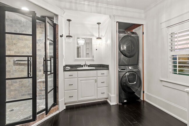 Building Photo - 1502 Tryon Rd