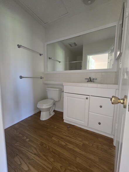 Front Bathroom - 13644 Leadwell St