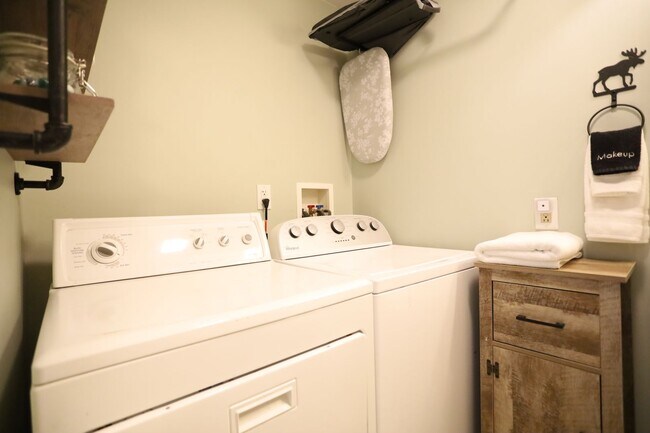 Building Photo - FURNISHED 3 Bed Winter Seasonal Great Location! Available 11/1/26 - $2395/mo