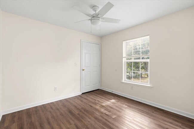 Building Photo - 735 Putnam Dr