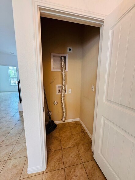 Building Photo - 402 Crater Lake Dr