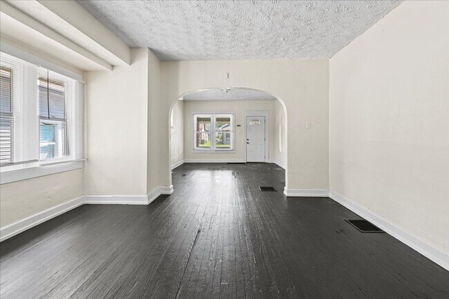 Building Photo - 1052-1052 N Warman Ave