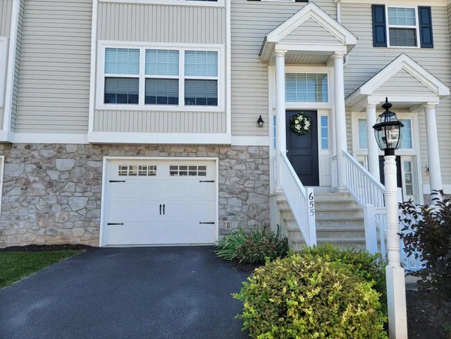 Building Photo - 639 Winding Ln