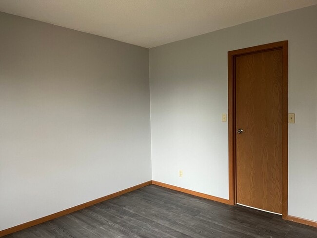 Building Photo - 2-bedroom & 1-bath Apartment + Garage in Hudson WI