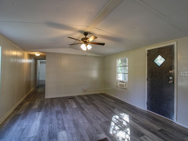 Building Photo - New Rental at River Road Estates!