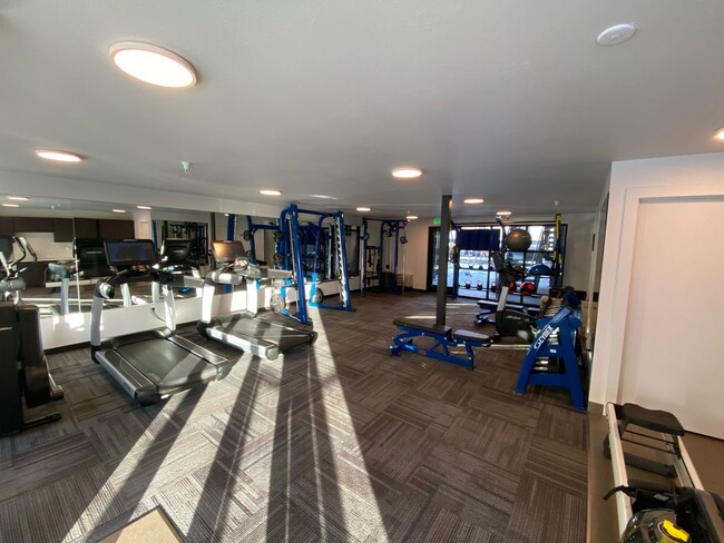 Building Photo - Ground Floor 2 Bed/2 Bath Unit with Great ...