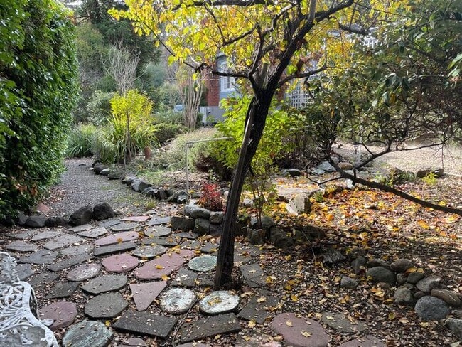 Building Photo - 2234 Oakvale Rd