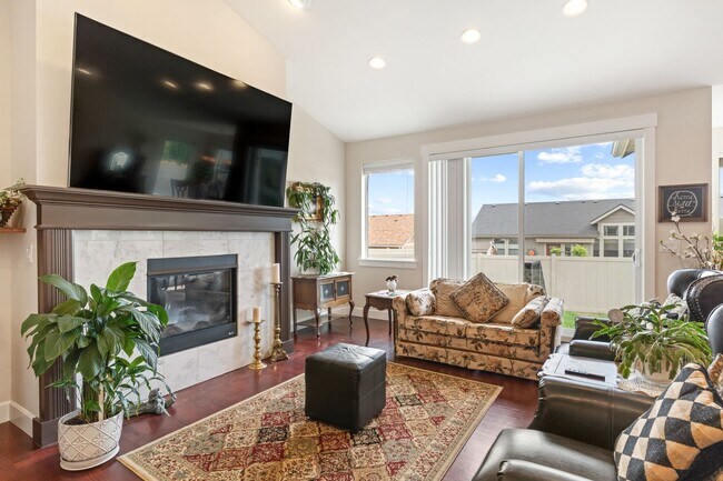 Building Photo - 3-bedroom, 2-bathroom home featuring an op...