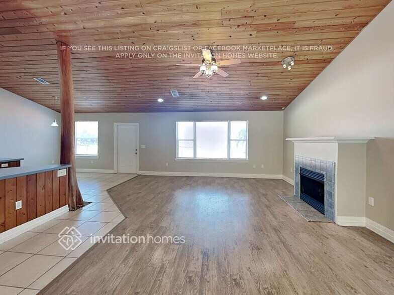 Building Photo - 10613 Lakeshore Dr