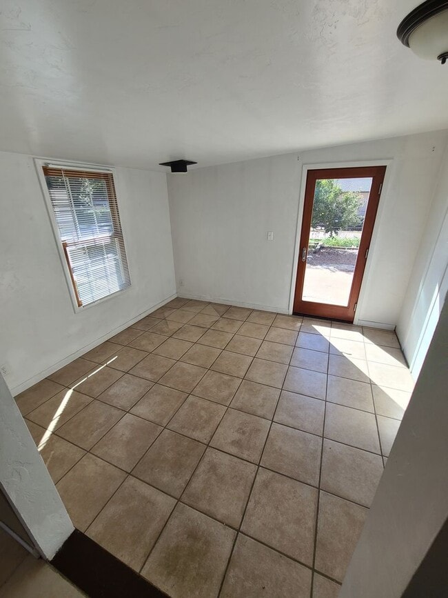 Building Photo - Large 2 Bedroom Home