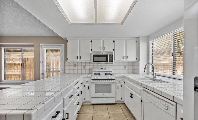 Building Photo - Beautiful Single Family Home in the Southwest