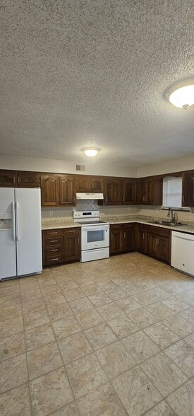 Building Photo - 11418 E 71st St