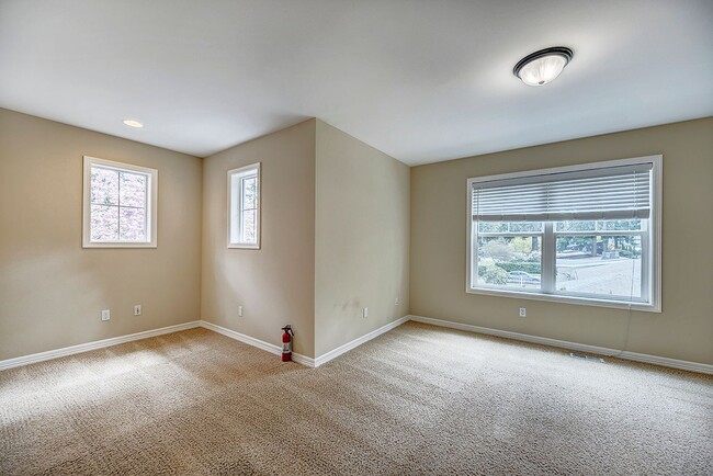 Building Photo - Beautiful Custom Craftsman style home in Kirkland