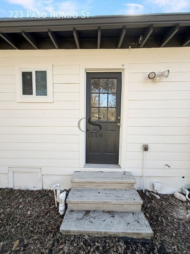 Building Photo - 723 Paso Hondo St