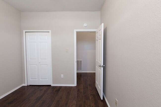 Building Photo - 653 Spring Valley Rd