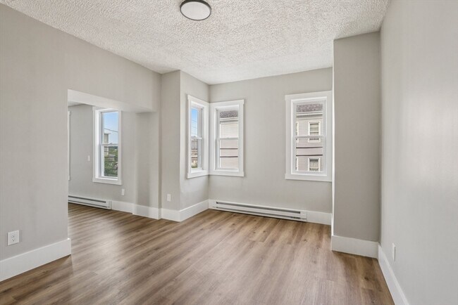 Building Photo - 354 Jencks St
