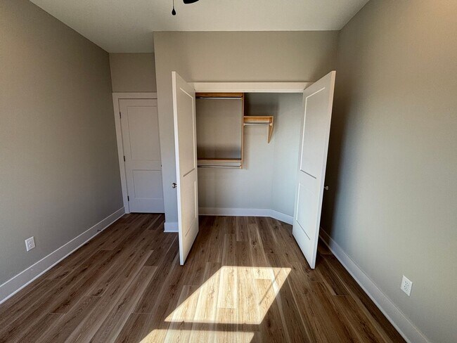 Building Photo - 1841/43 Hickory Creek