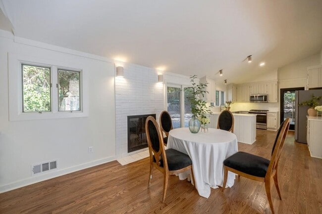 Building Photo - 922 Barton Woods Rd NE