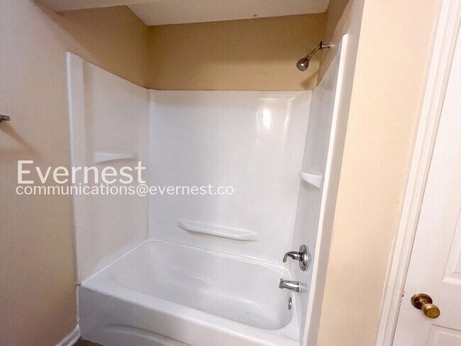 Building Photo - 2 Bed/1.5 Bath Townhome with Off-Street Parking / Pet-Friendly / Coming Soon!