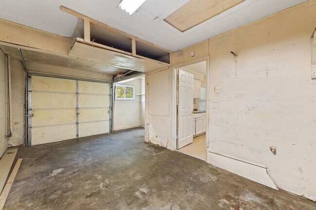 Building Photo - COMING SOON! 5 Bedrooms, 2 Bathrooms in Ka...