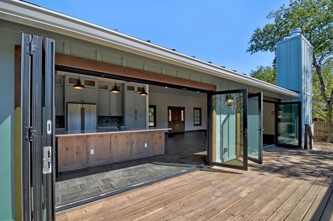 Building Photo - 108 Hub Dr