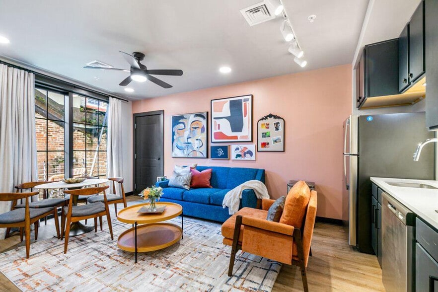 Building Photo - 611 Commerce St