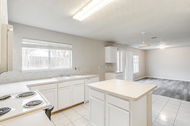 Building Photo - Ready for New Tenants- Large 3 bed, 2.5 bath in West Fort Worth- 76108