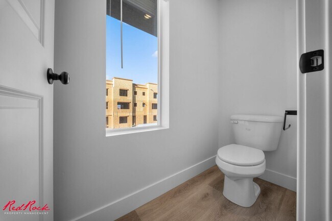 Building Photo - 3 Bedroom Townhome in Desert Color