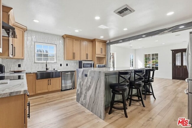 Building Photo - 2200 Easy Ave