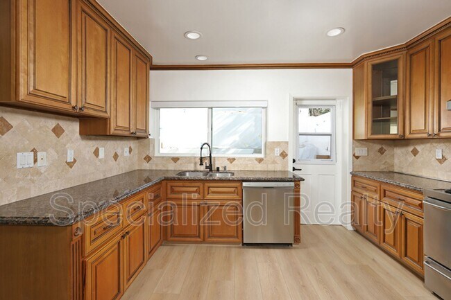 Building Photo - 1827 Hill Dr