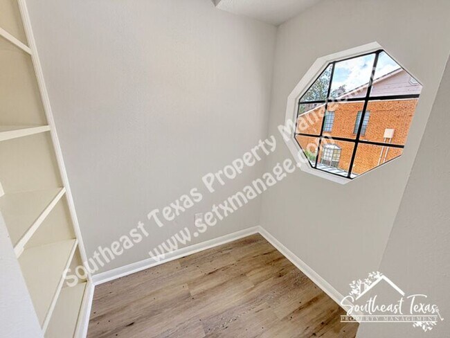 Building Photo - 1620 Wellington Pl