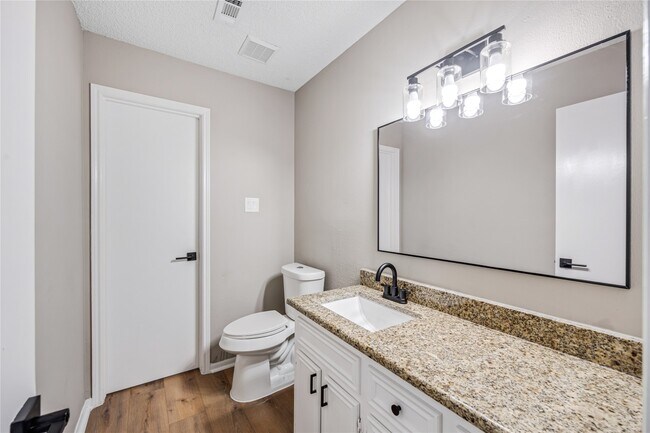 Building Photo - 13852 Hollowgreen Dr