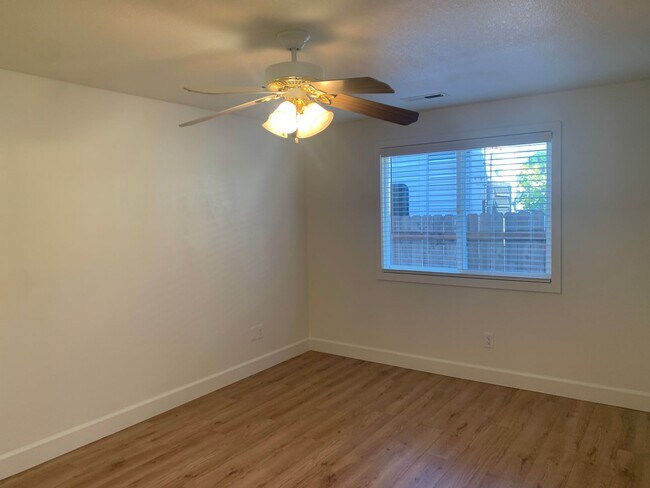 Building Photo - ***Newly Renovated Spacious and Bright 3 B...