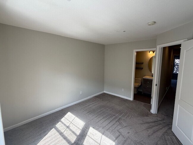 Building Photo - BACK ON MARKET: 2-Bedroom Martinez Townhom...