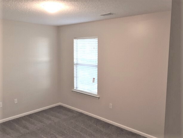 Building Photo - 8 Sandy Pond Ct