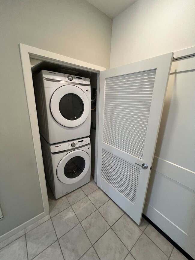 Building Photo - Move-In Special! 2 Weeks Free Rent – Moder...