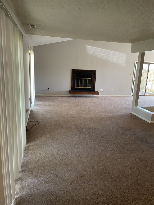 Building Photo - Rent Now! 2 Bed / 2.5 Bath - $1,550/Mo