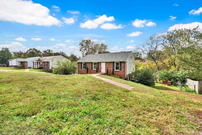 Building Photo - 3 Bedroom and 2 Bathroom with Finished Basement near Fort Campbell