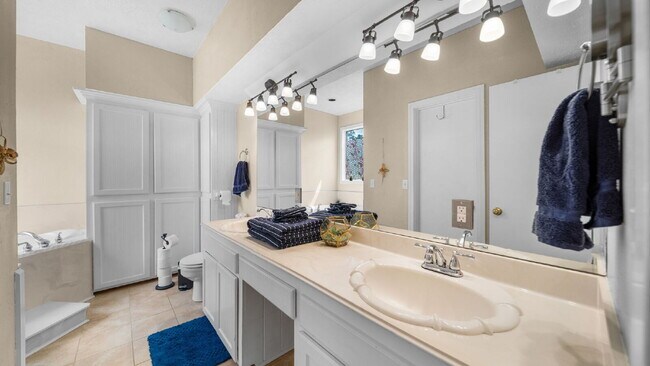 Building Photo - Private acre property, the charm you have been looking for. This is a place to call home!